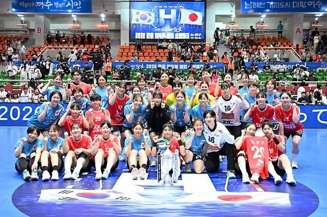 '신한 슈퍼 쏠 2026 한일 핸드볼 클럽 슈퍼매치' 여자부 경기에서 일본 챔피언 가가와은행 지라솔에 33대31로 승리한 SK슈가글라이더즈. 한국핸드볼연맹