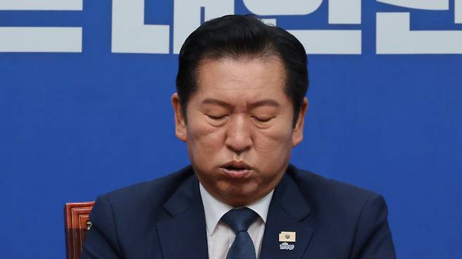 더불어민주당 정청래 대표가 19일 서울 여의도 국회에서 열린 최고위원회의에서 생각에 잠겨 있다. /남강호 기자