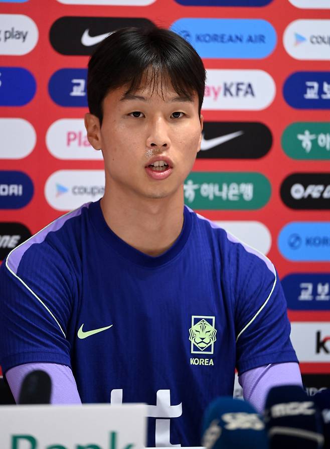 2026 북중미 월드컵 멕시코전을 마친 대한민국 월드컵 대표팀이 20일(한국시각) 멕시코 과달라하라 인근 사포판 월드컵대표팀 베이스캠프 훈련장 치바스 베르데 바예에서 훈련을 가졌다. 엄지성이 훈련 전 인터뷰를 하고 있다. /허상욱 스포츠조선 기자