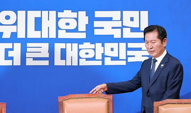 더불어민주당 정청래 대표가 19일 국회에서 열린 최고위원회의에 참석하고 있다. 연합뉴스