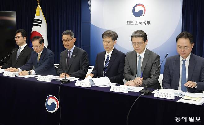 허장 재정경제부 2차관(왼쪽 세번째) 등 이 19일 오후 서울 종로구 세종대로 정부서울청사에서 25년도 공공기관 경영평가 결과발표를 하고 있다. 왼쪽부터 최장호 감사평가단 단장, 이승철 기관장 평가단 단장, 허 차관, 공기업 경영평가단 김봉환 단장, 준정부기관 경영평가단 김창완 단장, 장정진 재정경제부 공공정책국장. 변영욱 기자 cut@donga.com
