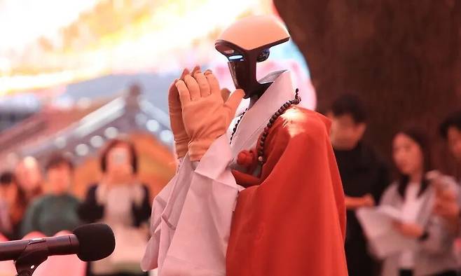 휴머노이드 로봇이 수계식장에 들어서 부처님께 합장하고 있는 모습. 조계종 총무원 제공