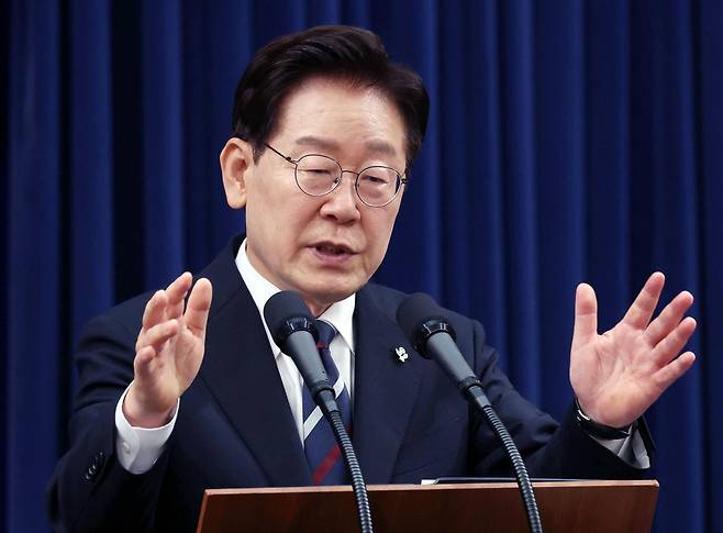 이재명 대통령이 19일 청와대 춘추관에서 열린 유럽·G7 순방 결과 브리핑에서 한반도 문제에 대해 이야기하고 있다. 왕태석 선임기자