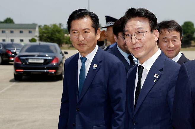 김민석(오른쪽) 국무총리와 정청래 더불어민주당 대표가 18일 경기 성남 서울공항에서 G7 정상회의 등 유럽 순방을 마치고 귀국한 이재명 대통령의 차량 출발을 기다리고 있다. 뉴시스