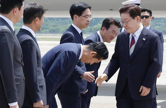 김민석 국무총리, 정청래 더불어민주당 대표 등이 18일 경기 성남 서울공항에서 주요 7개국(G7) 정상회의 일정을 마친 이재명 대통령과 김혜경 여사를 영접하고 있다. 왕태석 선임기자