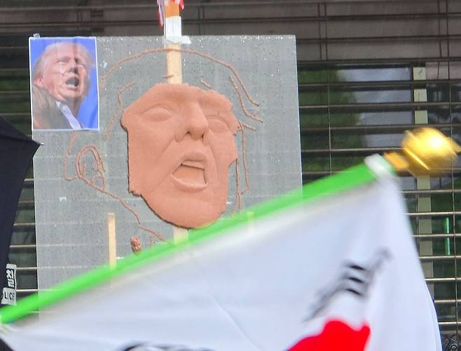 서울 송파 잠실 올림픽공원 무단점거 시위 16일차인 20일, 1-3 출입구 앞에 도널드 트럼프 미 대통령 얼굴을 형상화한 점토 부조가 세워져있다. 손성배 기자