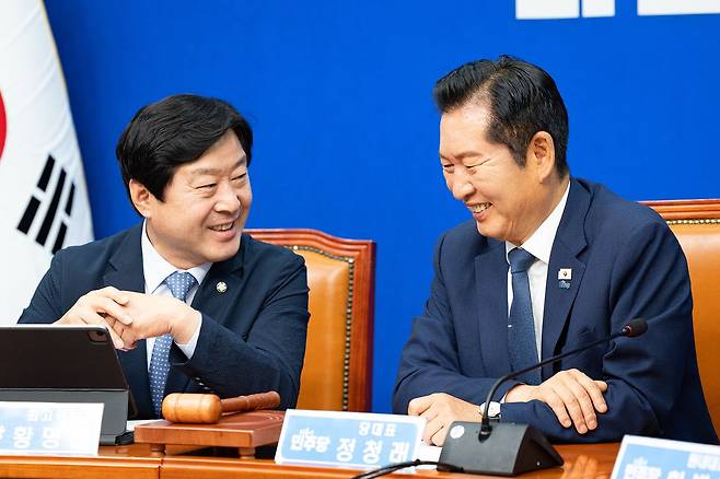 정청래 민주당 대표(오른쪽)와 황명선 최고위원이 19일 국회에서 대화를 나누고 있다. [뉴스1]