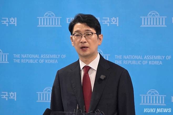 주진우 국민의힘 의원이 19일 서울 여의도 국회에서 기자들의 질문에 답변하고 있다. 김건주 기자