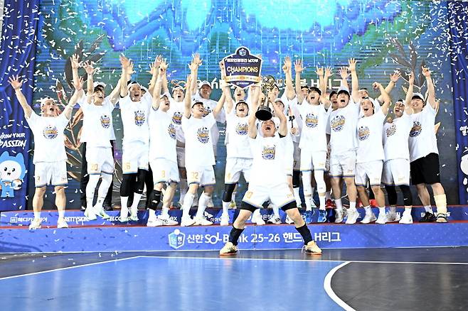 25-26 시즌 H리그 남자부 우승을 차지한 인천도시공사. 한국핸드볼연맹 제공