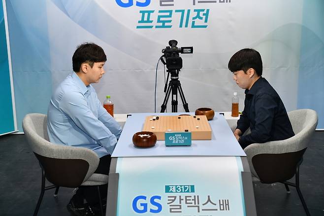 20일 한국기원에서 열린 제 31기 GS칼텍스배 프로기전 결승 1국을 펼치고 있는 박정환 9단(왼쪽)과 신민준 9단의 모습. 한국기원