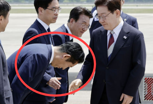 G7 정상회의 등 유럽 순방 일정을 마친 이재명 대통령이 18일 경기 성남 서울공항에 도착해 정청래 더불어민주당 대표와 인사하고 있다. 뉴시스