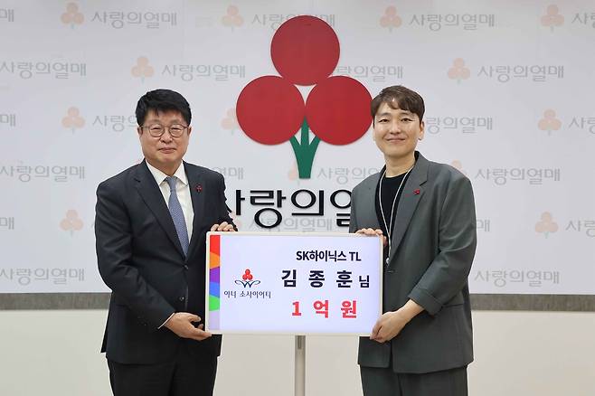 (왼쪽부터) 권인욱 경기 사랑의열매 회장과 김종훈 씨가 아너 소사이어티 가입 기념사진을 촬영하고 있다. [사랑의열매 제공]