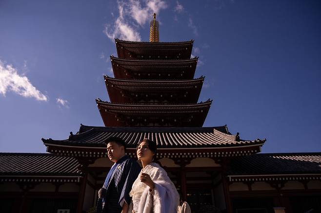 [도쿄=AP/뉴시스] 사진은 지난해 11월 20일 중국 관광객들이 일본 도쿄 아사쿠사 지역의 센소지를 방문하고 있는 모습. 2026.06.20. photo@newsis.com