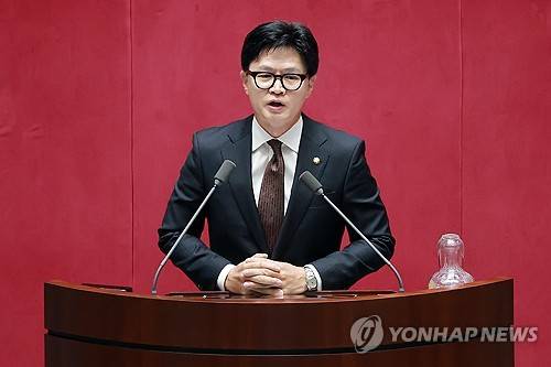 국회 입성한 한동훈 의원 (서울=연합뉴스) 신현우 기자 = 부산 북갑 국회의원 보궐선거에서 당선된 무소속 한동훈 의원이 5일 국회에서 22대 국회 후반기 의장단을 선출하기 위해 열린 본회의에서 선서한 뒤 인사말하고 있다. 2026.6.5 nowwego@yna.co.kr