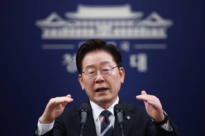 이재명 대통령이 19일 청와대 춘추관에서 열린 G7 참석·유럽 순방 결과 브리핑에서 취재진 질문에 답하고 있다. 연합뉴스