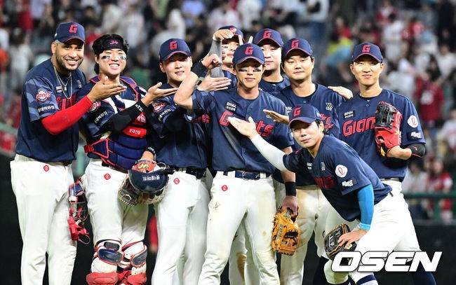 [OSEN=인천, 최규한 기자] 17일 인천 SSG랜더스필드에서 ‘2026 신한 SOL Bank KBO리그’ SSG 랜더스와 롯데 자이언츠의 경기가 열렸다.이날 경기는 접전 끝에 롯데가 2-1로 승리하며 2연승을 달렸다.경기를 마치고 승리한 롯데 선수들이 포즈를 취하고 있다. 2026.06.17 / dreamer@osen.co.kr