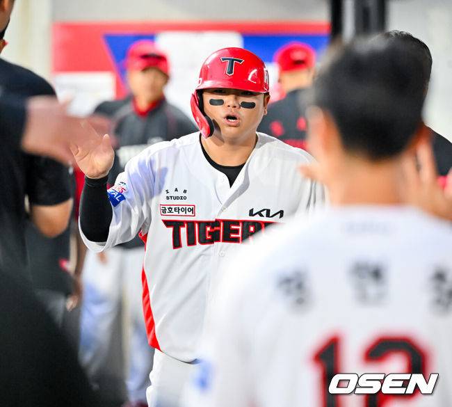 [OSEN=광주, 민경훈 기자] 3일 광주-기아 챔피언스필드에서 2026 신한 SOL KBO 리그 KIA 타이거즈와 롯데 자이언츠의 경기가 열렸다.이날 KIA는 황동하, 롯데는 김진욱을 선발로 내세웠다.7회말 무사 주자 1루 KIA 김호령의 우중간 1타점 적시 2루타때 홈을 밟은 한준수가 덕아웃에서 동료들과 하이파이브를 하고 있다. 2026.06.03 / rumi@osen.co.kr
