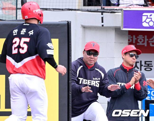 [OSEN=대전, 최규한 기자] 12일 대전 한화생명볼파크에서 ‘2026 신한 SOL KBO리그’ 한화 이글스와 KIA 타이거즈의 경기가 열렸다.홈팀 한화는 잭 쿠싱, 방문팀 KIA는 애덤 올러를 선발로 내세웠다. 7회초 2사 2루 상황 KIA 김규성의 달아나는 1타점 적시타 때 홈을 밟은 주자 한준수가 이범호 감독과 인사를 나누고 있다. 2026.04.12 / dreamer@osen.co.kr
