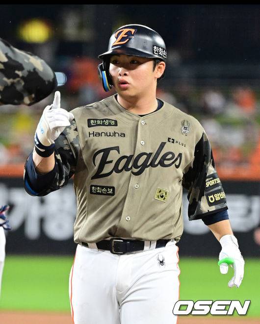 [OSEN=대전, 지형준 기자] 19일 대전 한화생명 볼파크에서 2026 신한 SOL KBO리그 한화 이글스와 삼성 라이온즈의 경기가 열렸다.6연패에 빠진 한화는 박준영, 5연승을 질주 중인 삼성은 아리엘 후라도을 선발로 내세웠다.6회말 무사에서 한화 문현빈이 중전 안타를 날리고 기뻐하고 있다. 2026.06.19&nbsp;/ jpnews@osen.co.kr