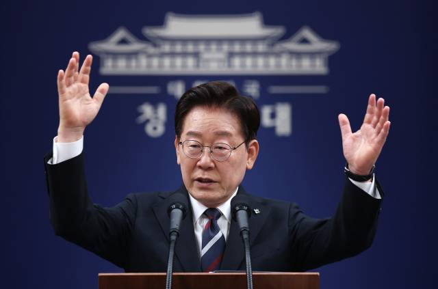 ▲이재명 대통령이 19일 청와대 춘추관에서 열린 G7 참석·유럽 순방 결과 브리핑에서 취재진 질문에 답하고 있다. ⓒ연합뉴스