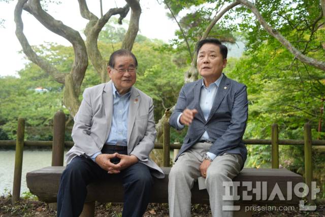 ▲19일 전남 장흥군 장흥읍 송백정 앞에서 이종찬 광복회장(좌)과 사순문 장흥군수 당선인(우)이 대화를 나누고 있다.2026.06.19ⓒ프레시안(김보현)