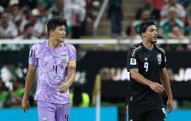 18일(현지 시간) 멕시코 과달라하라 스타디움에서 열린 2026 북중미 월드컵 조별리그 A조 대한민국과 멕시코의 경기, 대한민국 김민재가 멕시코 라울 히메네스를 마크하고 있다. 뉴시스