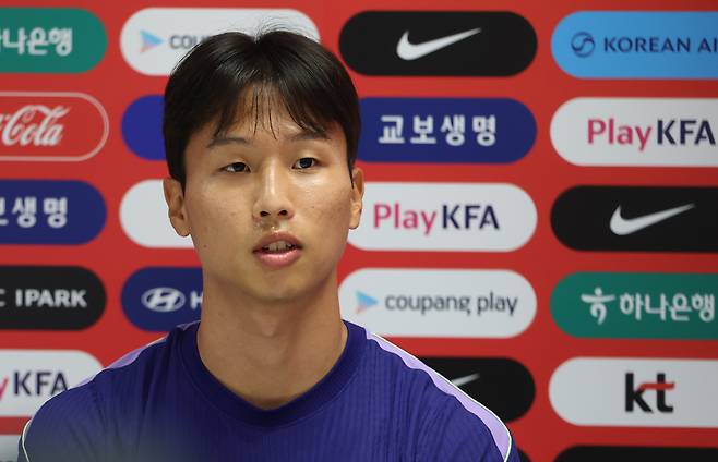 축구 국가대표팀 엄지성이 19일(현지 시간) 멕시코 과달라하라 인근 사포판에 위치한 베이스캠프 훈련장 치바스 바예 베르데에서 훈련 전 인터뷰하고 있다. 사진 = 뉴시스