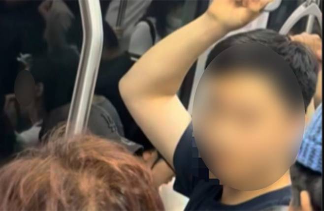 한 누리꾼이 ‘4호선 불암산행 상습 폭행범을 수배한다’는 제목의 게시글을 올리며 모자이크된 남성 얼굴 사진을 공개했다. 스레드 갈무리