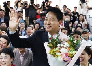 6월 4일 오전 오세훈 국민의힘 서울시장 후보가 5선 당선이 유력해진 후 서울 종로구 선거사무소에서 지지자가 건넨 꽃다발을 들고 있다. 뉴스1