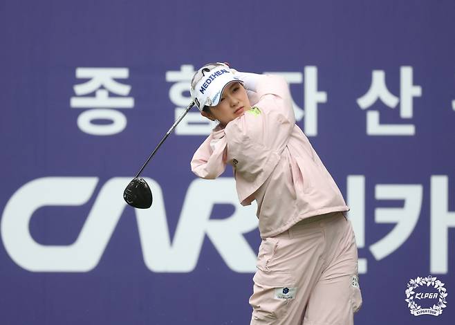 인카금융 더헤븐 마스터즈 2라운드 13번 홀에서 티샷을 하고 있는 박현경. 사진제공 | KLPGA