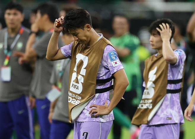 ▲ ESPN은 "지난 10년간 한국 축구에서 만들어진 대부분의 질 좋은 공격 장면은 왼 측면을 질주하는 상징적인 윙어 손흥민(사진 속 고개 숙인 이)에게서 비롯한 것들이다. 하나 홍명보 감독이 북중미 월드컵 직전 수비 안정성을 높이기 위해 5-2-3 포메이션으로 변화를 주면서 캡틴 역시 낯선 임무를 떠안게 됐다"고 설명했다. "이강인과 이재성을 선발에서 제외하기 어려운 상황에서 위치를 바꾼 건 손흥민이었다. 그는 현재 기존의 2선 측면이 아닌 최전방 공격수 노릇을 수행하고 있다"고 덧붙였다. ⓒ 연합뉴스 / REUTERS
