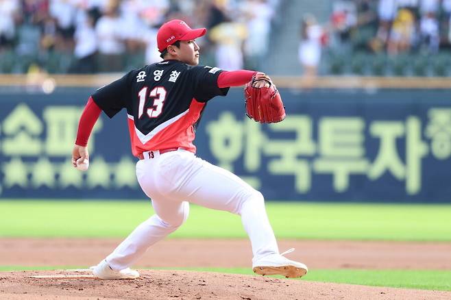 ▲ 2025년 시즌 중 팔꿈치 수술을 받은 윤영철은 올해보다는 향후 전력으로 분류되고 있다 ⓒKIA 타이거즈