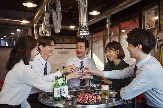 평소 얌전하던 사람이 술을 마시고 공격적인 행동을 하는 이유는 감정과 본능을 담당하는 변연계를 통제할 전두엽의 활동이 알코올에 의해 억제되기 때문일 수 있다. GETTYIMAGES