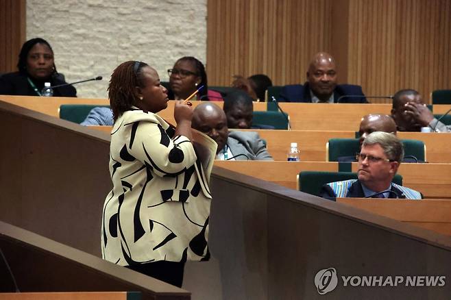 18일(현지시간) 짐바브웨 하라레 인근에 있는 마운트 햄프턴에 있는 새 의사당에서 하원 의원들이 개헌안을 두고 표결하고 있다. [EPA=연합뉴스. 재판매 및 DB 금지]