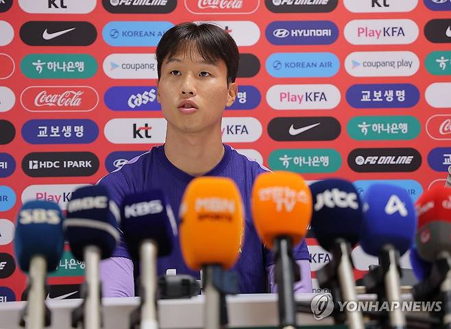 멕시코전 다음날 기자회견하는 엄지성 (사포판[멕시코 할리스코주]=연합뉴스) 류영석 기자 = 멕시코와 2026 북중미 월드컵 A조 조별리그 2차전을 치른 한국 축구 국가대표팀 엄지성이 19일(현지시간) 멕시코 과달라하라 인근 사포판의 치바스 바예 베르데에서 훈련을 하기 앞서 취재진 질문에 답변하고 있다. 2026.6.20 ondol@yna.co.kr