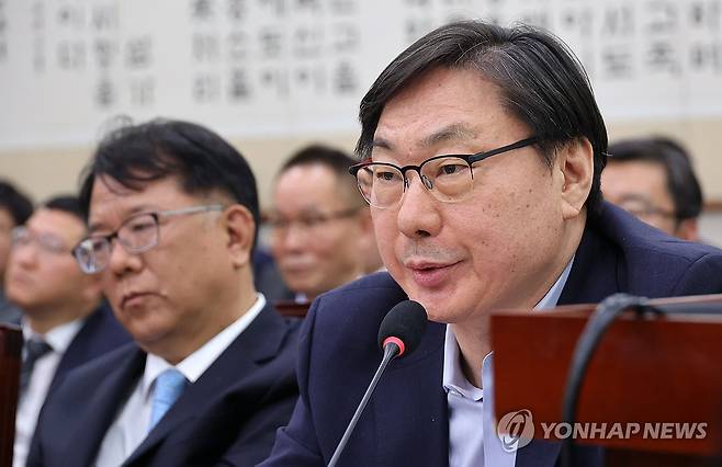 질의 답하는 이화영 전 부지사 [촬영 이동해] 2026.4.14 eastsea@yna.co.kr