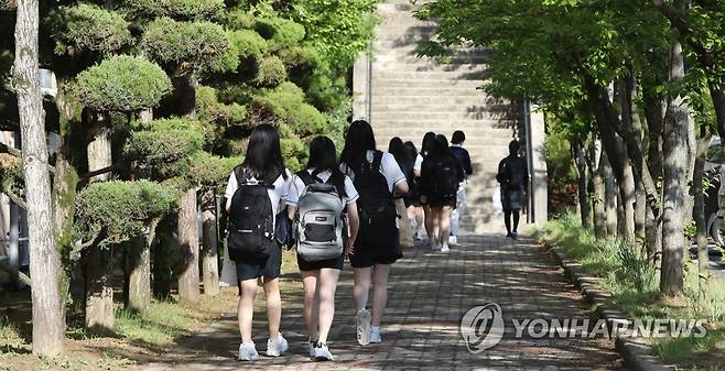 등교하는 학생들 [연합뉴스 자료사진]