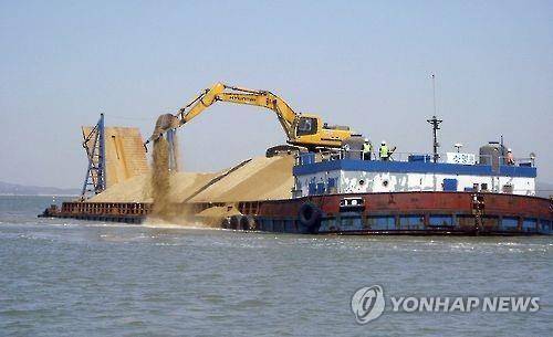 바닷모래 채취 [연합뉴스 자료사진]