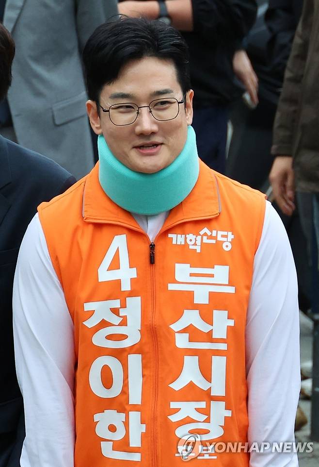 정이한 깁스 유세 정이한 개혁신당 부산시장 후보가 지난 6·3 지방선거를 앞두고 4월 29일 부산 구포시장에서 목에 깁스를 하고 선거 유세를 하는 모습
[촬영 손형주]