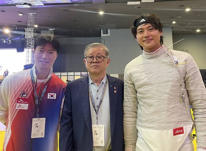 오상욱, 2년 만에 아시아선수권 개인전 우승 남자 사브르 대표팀 원우영 코치(왼쪽부터)와 최신원 대한펜싱협회장, 오상욱
[대한펜싱협회 제공. 재판매 및 DB 금지]