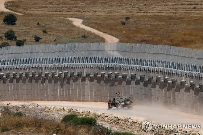 레바논 북쪽 국경을 따라 이동하는 이스라엘군 차량 [AFP=연합뉴스. 재판매 및 DB 금지]