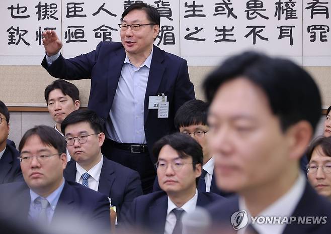 발언권 요청하는 이화영 전 경기도 평화부지사 [연합뉴스 자료사진]
