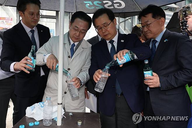 국조특위, 수원지검 현장검증 (수원=연합뉴스) 국회 윤석열 정권 정치검찰 조작기소 의혹 사건 진상규명 국정조사특별위원회 박성준 더불어민주당 간사를 비롯한 의원들이 9일 '연어 술 파티', '진술 회유 의혹' 검증을 위해 경기 수원지검을 현장 방문, 인근 편의점에서 '당시 쌍방울 직원이 소주를 사서 생수병에 넣었다'는 주장과 함께 현장 재연을 하고 있다. 2026.4.9 [국회사진기자단] photo@yna.co.kr