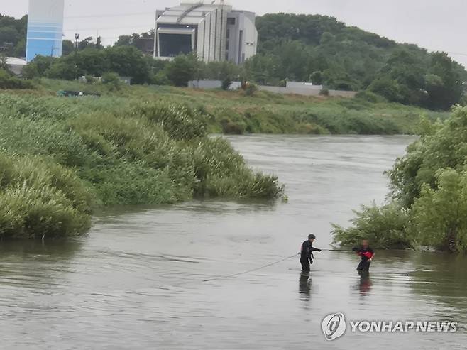 불어난 강물에 고립된 낚시객 (아산=연합뉴스) 20일 오전 6시 8분께 충남 아산시 실옥동 곡교천에서 낚시하던 낚시꾼이 불어난 강물에 고립돼 소방대원들이 구조작업을 벌이고 있다. 2026.6.20 [충남소방본부 제공. 재판매 및 DB 금지] coolee@yna.co.kr