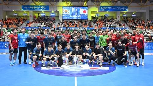 한일 핸드볼 클럽 슈퍼매치서 맞붙은 인천도시공사와 브레이브 킹스 선수들 [한국핸드볼연맹 제공. 재판매 및 DB 금지]