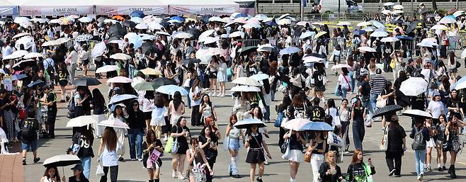 ▲ 21일 인천 서구 인천아시아드 주경기장이 '2026 세븐틴(SVT) 10TH 팬미팅 캐럿 랜드'를 관람하기 위해 모인 관람객들로 붐비고 있다./김경민기자 time20406@incheonilbo.com