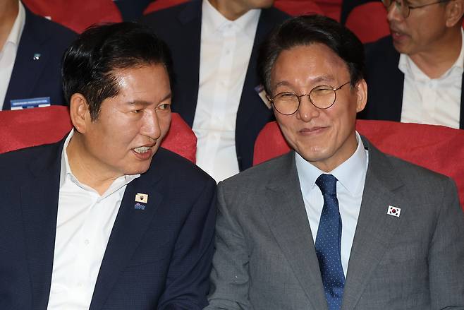 더불어민주당 정청래 대표와 김민석 국무총리가 21일 국회 의원회관에서 열린 6·3 지방선거 단체장 당선자 워크숍에서 대화하고 있다. 2026.6.21 사진=연합뉴스.&nbsp;