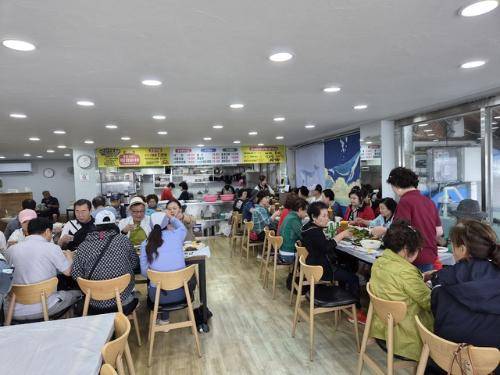 ◇성남시 강릉시민회(회장:이명철)는 지난 20일 강릉시민회 및 강원특별자치도민회 회원들과 함께 강릉단오제 축제장을 찾아 지역 문화유산의 가치를 재확인하고, 고향의 전통문화를 체험하는 시간을 가졌다.