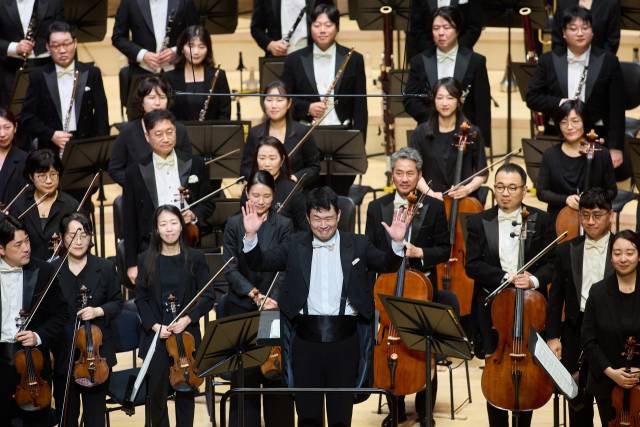 지난 18일 오후 부산콘서트홀에서 열린 부산시립교향악단 제631회 정기연주회 ‘부산, 말러’ 공연이 끝난 후 마지막 인사를 나누는 홍석원 수석객원지휘자. 홍 지휘자는 이달 말로 총 2년 임기를 종료한다. 부산시향 제공