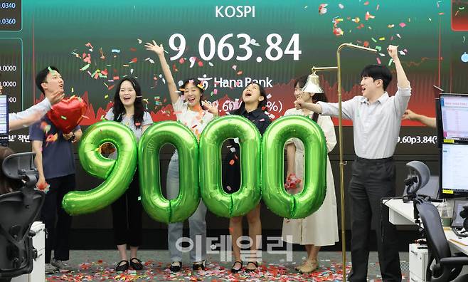 코스피가 사상 첫 9000을 돌파하며 한국 자본시장 역사를 새로 쓴 18일 서울 중구 하나은행 본점 하나은행 본점에서 직원들이 코스피 9000 돌파 기념 타종 세리머니를 하고 있다. (사진=이영훈 기자)